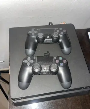 Ps4 Slim With 2 Pads and 8 Games