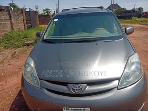 Toyota Sienna XLE AWD 2006 Gold