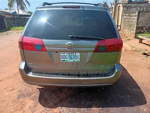 Toyota Sienna XLE AWD 2006 Gold