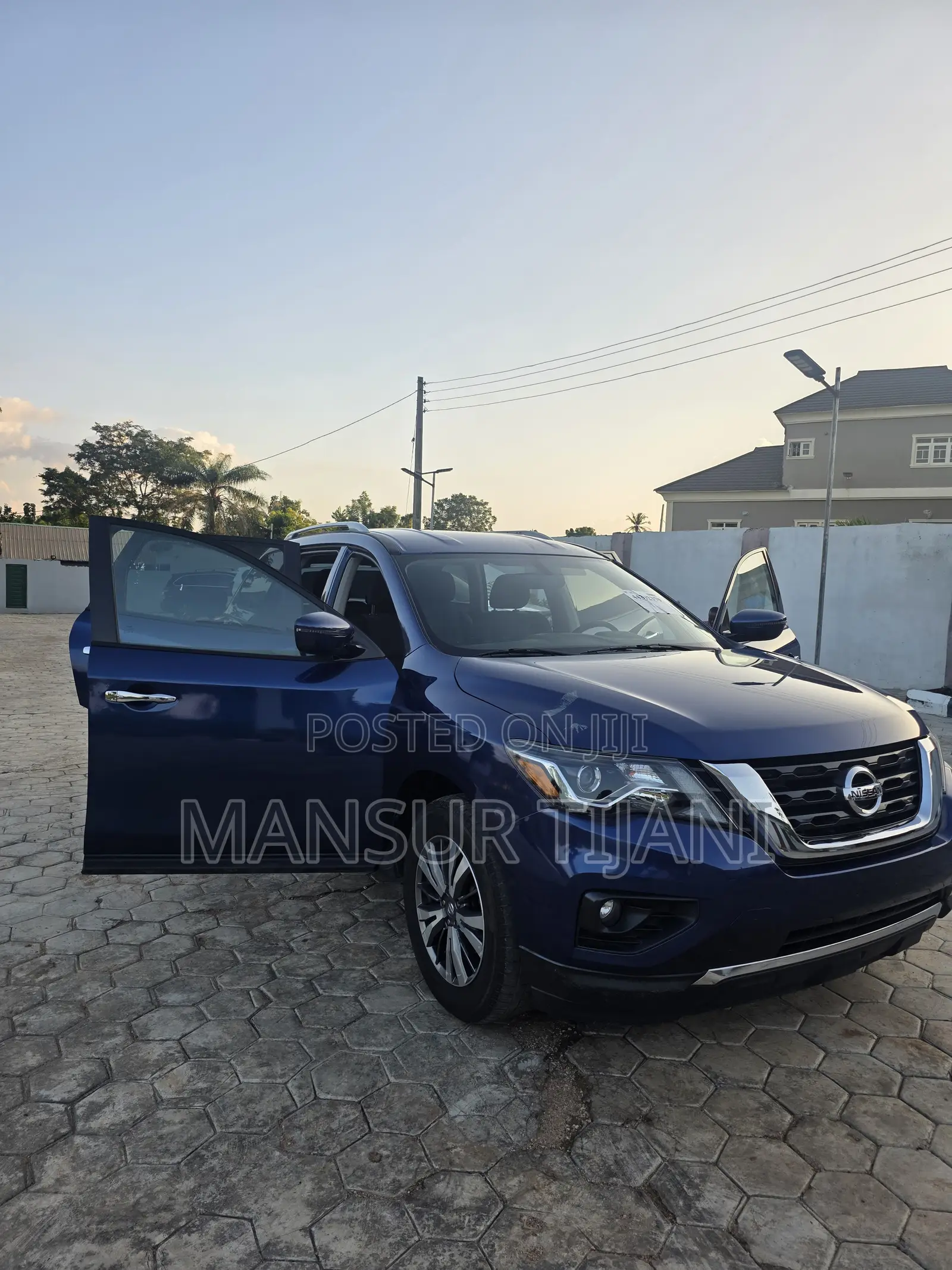 Nissan Pathfinder 2020 Blue