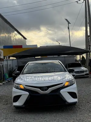 Toyota Camry SE (2.5L 4cyl 8A) 2019 White