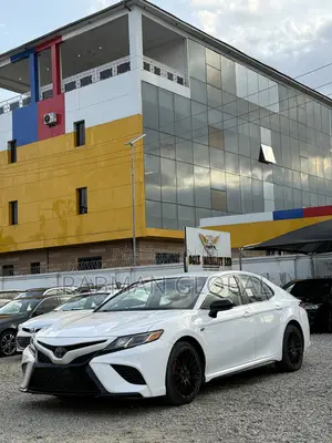 Toyota Camry SE (2.5L 4cyl 8A) 2019 White