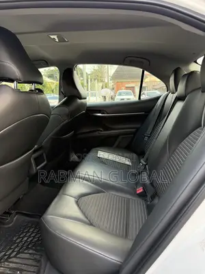 Toyota Camry SE (2.5L 4cyl 8A) 2019 White