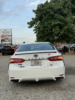 Toyota Camry SE (2.5L 4cyl 8A) 2019 White