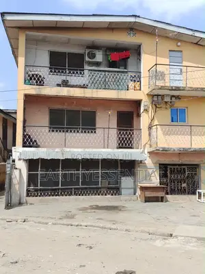 3bdrm Duplex in Yaba for sale