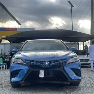 Toyota Camry SE FWD (2.5L 4cyl 8AM) 2018 Blue