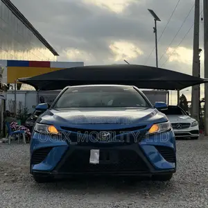Toyota Camry SE FWD (2.5L 4cyl 8AM) 2018 Blue