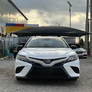 Toyota Camry SE (2.5L 4cyl 8A) 2019 White