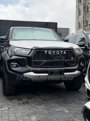 New Toyota Hilux 2025 Black