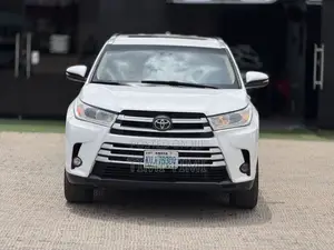 Toyota Highlander XLE 4x4 V6 (3.5L 6cyl 8A) 2018 White