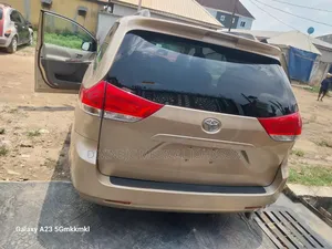 Toyota Sienna 2013 Gold