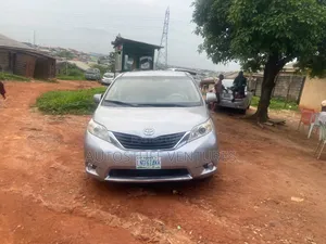 Toyota Sienna 2011 Silver