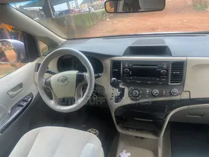 Toyota Sienna 2011 Silver