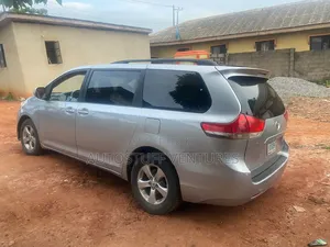 Toyota Sienna 2011 Silver