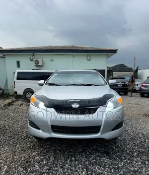 Toyota Matrix S Hatchback FWD (2.4L 4cyl 5A) 2009 Silver
