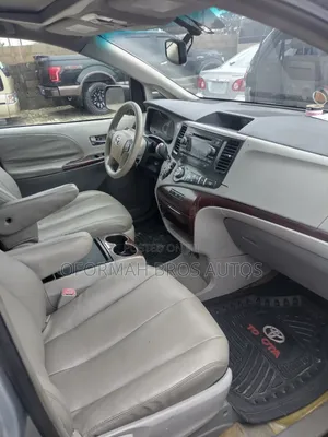 Toyota Sienna 2011 Silver