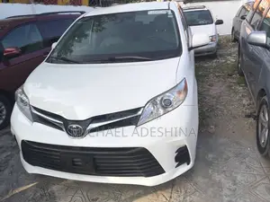 Toyota Sienna LE AWD 2019 White