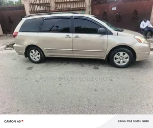 Toyota Sienna 2004 Gold