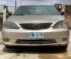 Toyota Camry XLE V6 4dr Sedan (3.0L 6cyl 5A) 2004 Gold