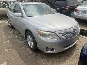 Toyota Camry XLE 4dr Sedan (2.5L 4cyl 6AM) 2010 Silver