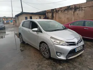Toyota Verso 1.8 2013 Silver