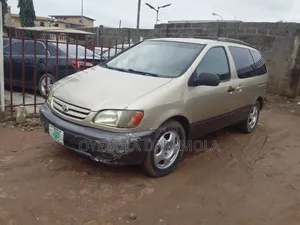Toyota Sienna 2002 Gold