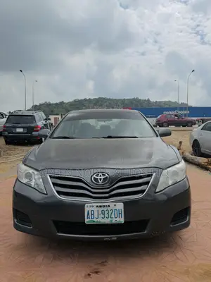Toyota Camry Base 4dr Sedan (2.5L 4cyl 6M) 2010 Gray