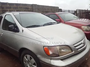 Toyota Sienna 2002 Silver