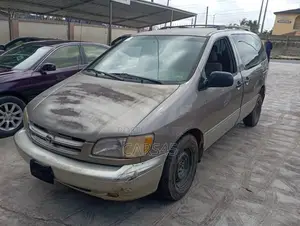 Toyota Sienna 1999 Gold