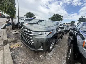Toyota Highlander Limited 4x4 V6 (3.5L 6cyl 8A) 2017 Green