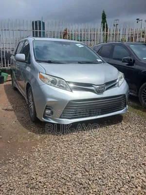 Toyota Sienna XLE FWD 2019 Silver