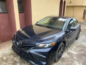 Toyota Camry SE 2021 Blue
