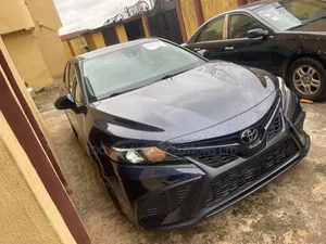 Toyota Camry SE 2021 Blue
