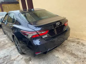 Toyota Camry SE 2021 Blue