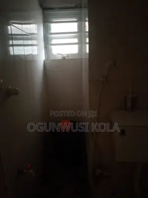 2bdrm Block of Flats in Adekunle for rent