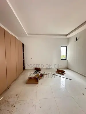 2bdrm Apartment in Lekki Phase 1 for rent