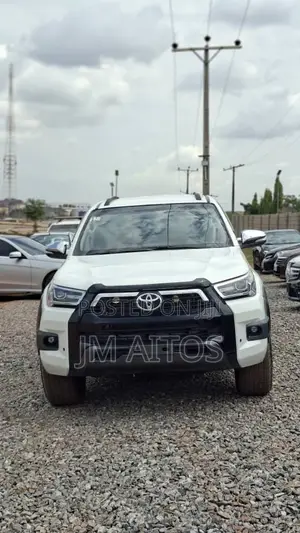 Toyota Hilux 2022 White