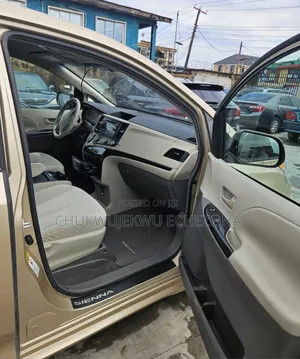 Toyota Sienna 2011 Gold