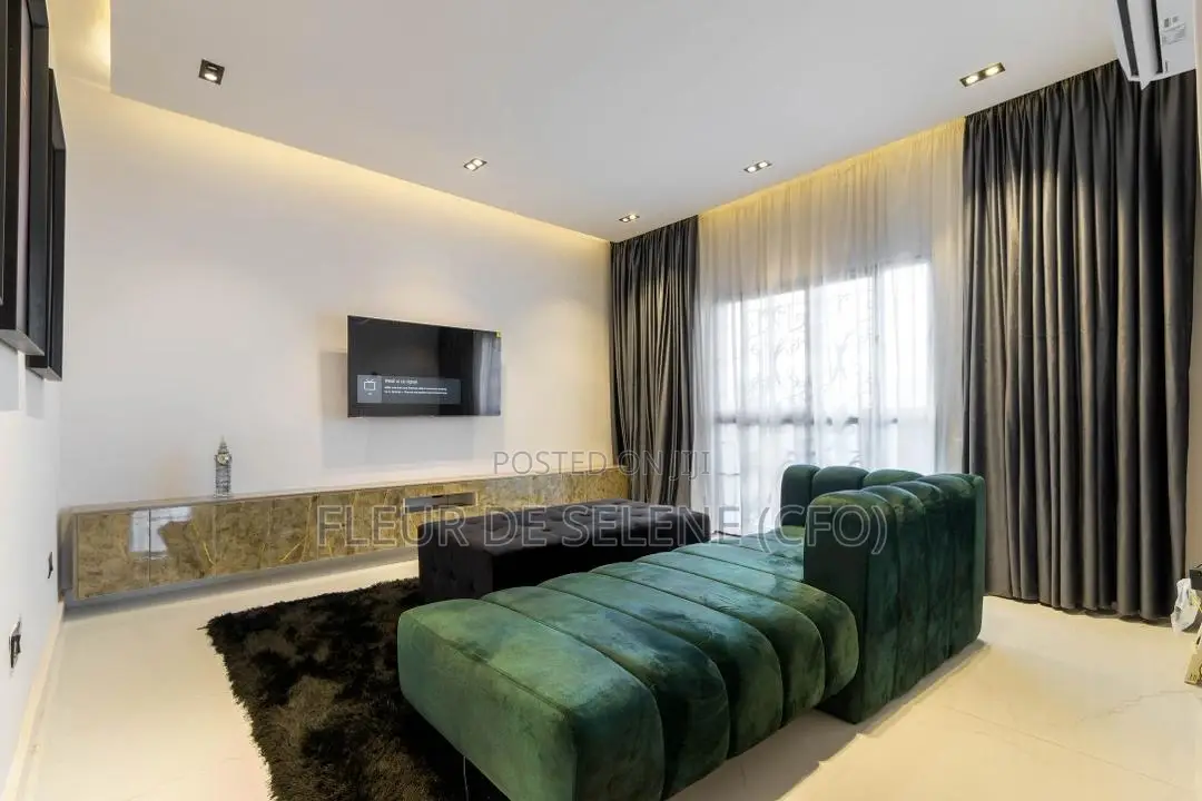 Luxurious Four Bedroom Duplex
