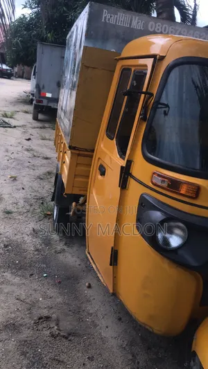 Bus 2023 Yellow