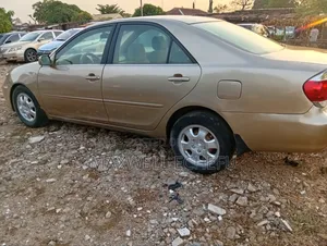 Toyota Camry LE 4dr Sedan (2.4L 4cyl 5A) 2005 Gold