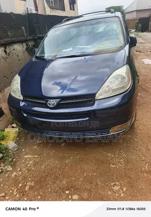 Toyota Sienna 2004 Gold