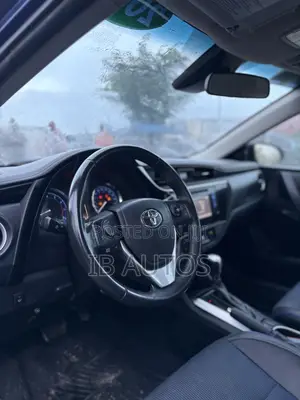 Toyota Corolla SE (1.8L 4cyl 6M) 2018 Blue