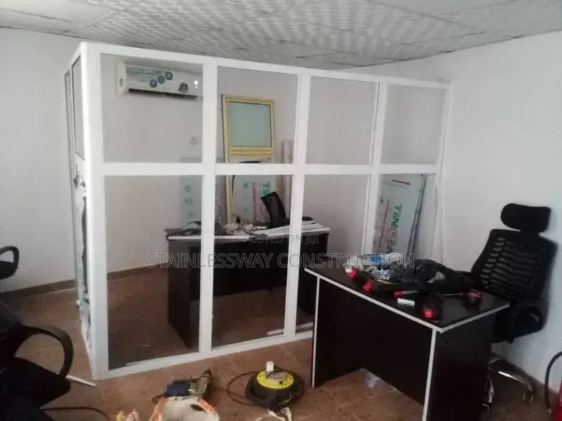 Modern + Stylish Office Glass) Bord