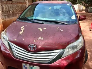 Toyota Sienna 2011 Red
