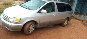 Toyota Sienna 2002 Silver