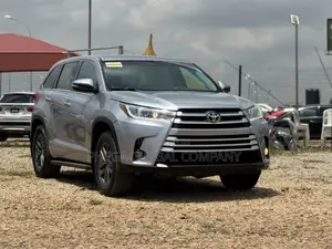 Toyota Highlander LE 4x4 V6 (3.5L 6cyl 8A) 2017 Gray