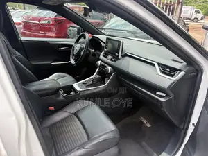 Toyota RAV4 XLE Premium 2021 Off white