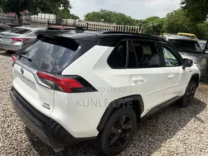 Toyota RAV4 XLE Premium 2021 Off white