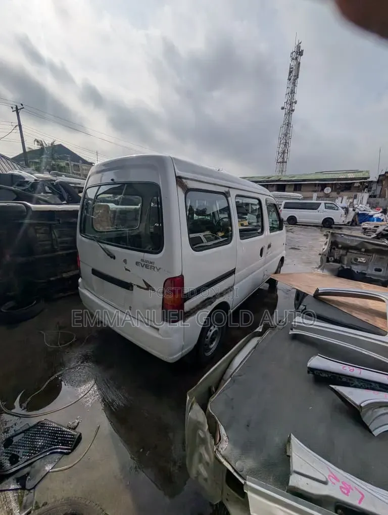 Suzuki APV Minibus 2009 White